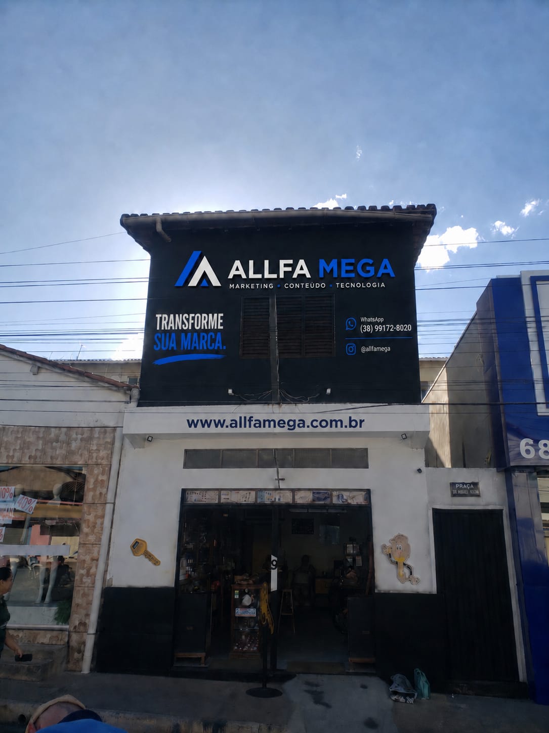 Fachada e materiais físicos da Allfa Mega